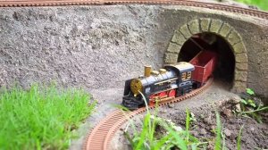 видео для мальчиков про транспорт. Паровоз врезался в автомобиль Datsun на железнодорожном переезде