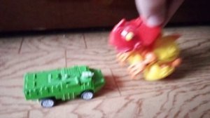 Военный БТР столкнулся с роботом динозавром в темной лесной чаще. Очень интересный видос.