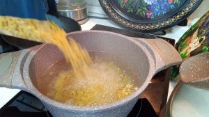 Чистим снег с крыши, доставка продуктов на дом, готовим макароны по флотски.