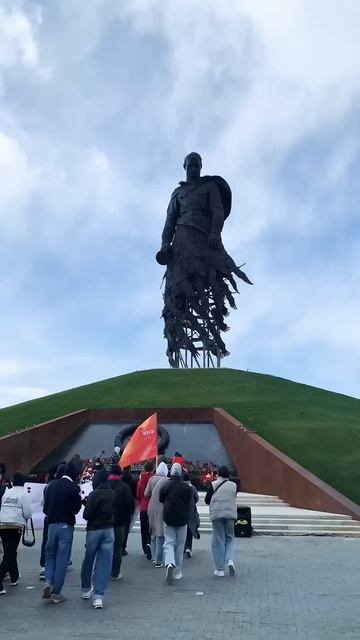 С наступающим Днём Победы, родные! #деньпобеды #песнипобеды #9мая #театрпеснияр #премьера #топ #хит смотреть онлайн