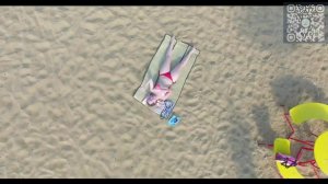 Молодая девушка .Загорает.