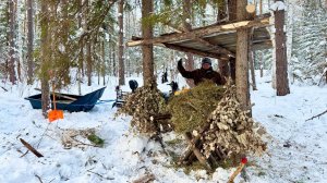 Режем понтон на реке. Везем сено, соль и веники в тайгу. Делаем кормушку косулям.