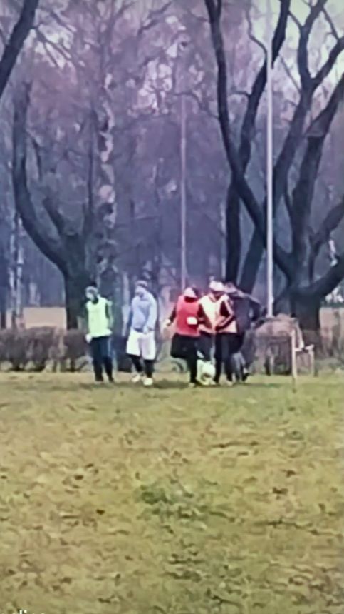 Зимний футбол на траве под дождём )) смотреть онлайн