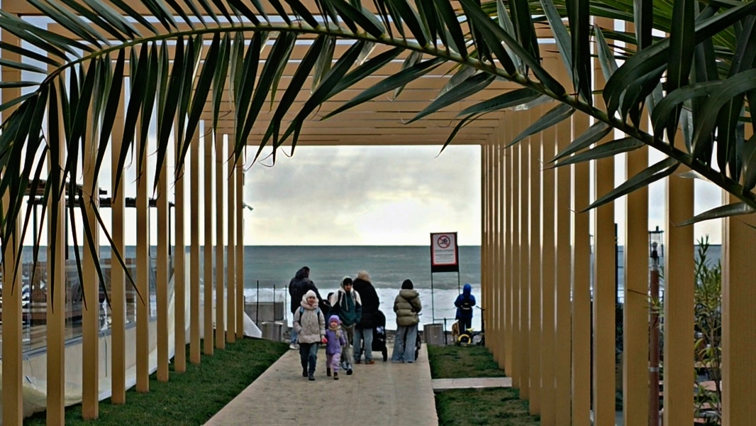 ✅️🌴10  ЯНВАРЯ В АДЛЕРЕ: +7°, АДЛЕРСКИЙ РЫНОК, НАБЕРЕЖНАЯ АДЛЕРА И МОЩНЫЙ ШТОРМ НА МОРЕ. АДЛЕР 2026 смотреть онлайн