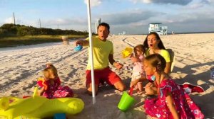 Майя ловит лягушку дома — веселое приключение!