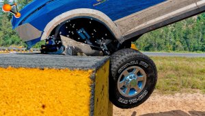 Машинки летают и прыгают! Развивающие мультики Машины помощники. Мультфильмы про машинки