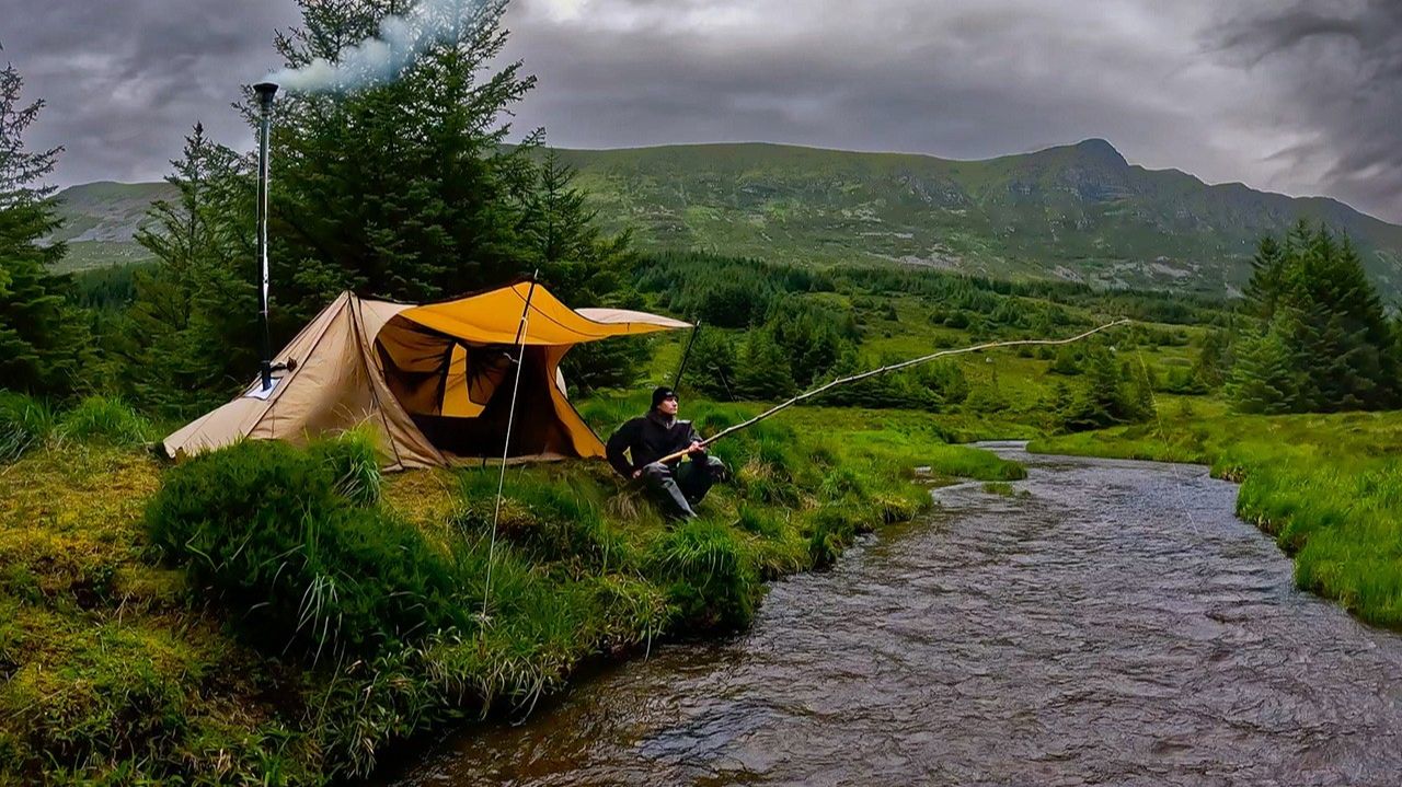 Кемпинг вдали от цивилизации у уединенного ручья / Рыбалка и выживание в дикой природе смотреть онлайн