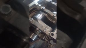 зажимает коленвал КАМАЗ