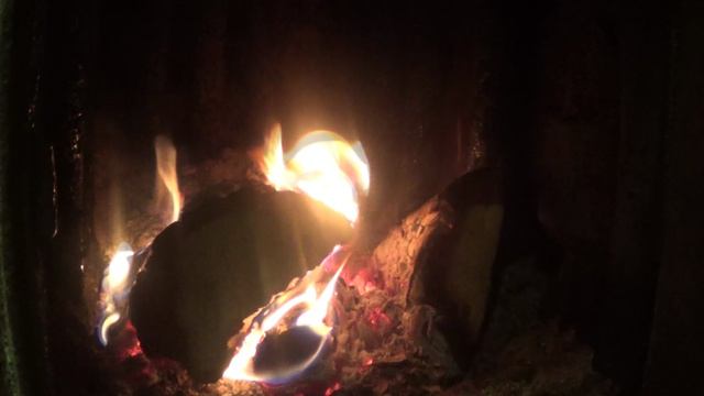 ОГОНЕК в печи горит , будет в доме тепло ПОДПИШИСЬ смотреть онлайн