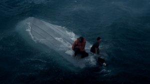 Мужчины выживают в ЛЕДЯНОЙ ВОДЕ, страдая от ХОЛОДА, ХИЩНИКОВ и ОБЕЗВОЖИВАНИЯ [пересказ]