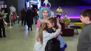 Зрители с восторгом встречают героев сказочного фильма "Буратино".