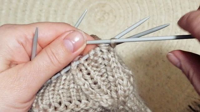 Стильный вязанный комплект на все времена Шапочка бинни и шарф