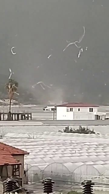 Торнадо прошелся по прибрежному городу Кумлуджа, расположенному в турецкой провинции Анталья, 5 март смотреть онлайн