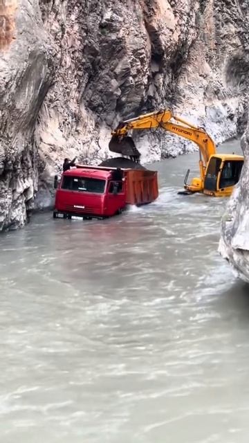 КАМАЗ вывозит из реки камни, иностранцы в шоке смотреть онлайн