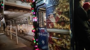 Новогодний номерной поездс гирляндой в московском метро 2026