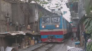 Hanoi train street_Железнодорожная улица Ханоя 4K HDR