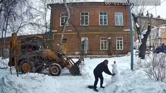 В Оренбурге тракторист пожалел снеговик⛄️
❤️🤗❤️ смотреть онлайн