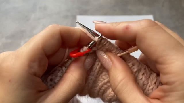 Удобная манишка спицами