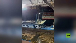 إندونيسيا.. قارب سحب يدمر سفينة صيد بالكامل وسط رياح قوية