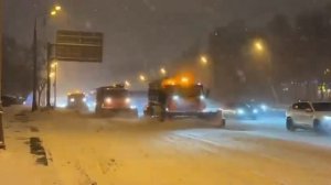 Немецкий блогер показал уборку снега в Москве, которую на Западе приняли за нейросеть (4)