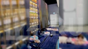 Туристы в Шереметьево продолжили вторые сутки ночевать на полу аэропорта