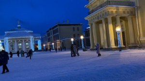 Народ гуляет несмотря на лёгкий мороз.