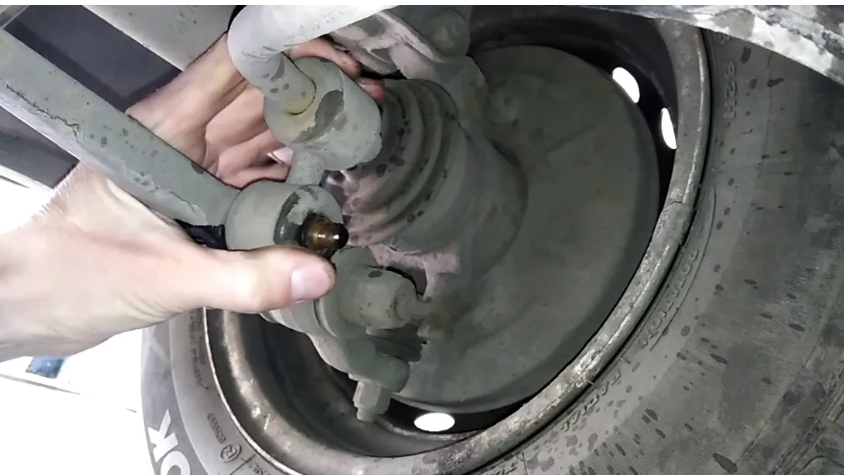 Замена стабилизатора поперечной устойчивости с 2108 на 2110. Подробное видео. смотреть онлайн