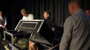 Illusionist Carsten Fenner zerteilt Assistentin Katharina final [get.gt]