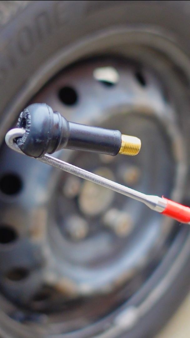  ВОТ КАК ПРАВИЛЬНО поменять вентиль без снятия колеса