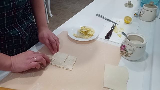 Быстро - быстро с утра напекла слойки с яблоком и лимоном. Ох, и вкусные! смотреть онлайн