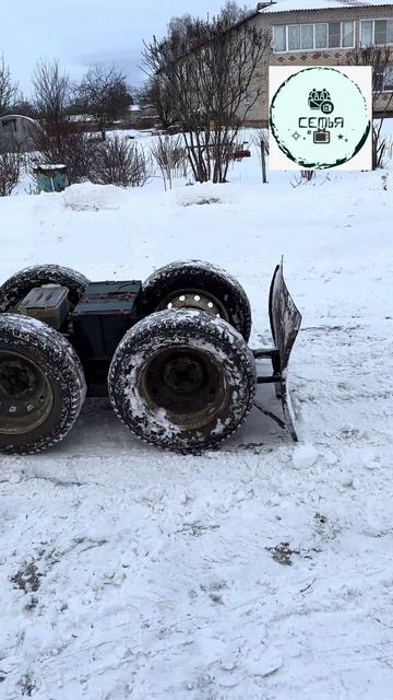 АПАРАЛКА В ДЕРЕВНЕ КОТОРАЯ С ЛЕГКОСТЬЮ СПРАВЛЯЕТЬСЯ С СУГРОБАМИ СНЕГА НЕ ХВАТЕПТ КАМЕРЫ И СИДИ ДОМА