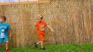 Дети играют в Сладость или Гадость на Хэллоуин.