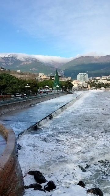 г. Ялта. Шторм. Набережная. 11 января 2026 год. смотреть онлайн