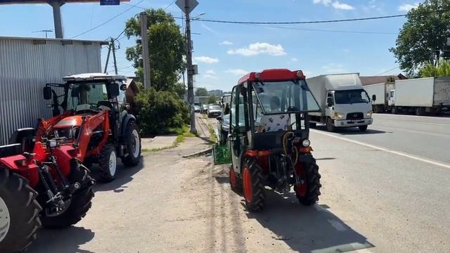 Минитрактор Kubota с челюстным погрузчиком