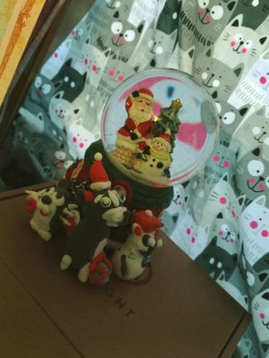 сегодня воскресенье и очень много товара