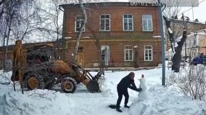 Тракторист из Оренбурга спас снеговика. Самый добрый коммунальщик