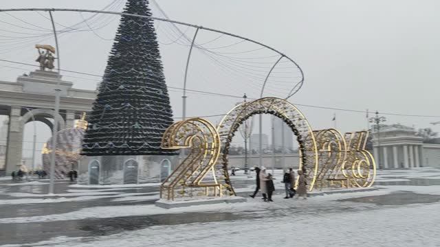Прогулка по ВДНХ Москвы на Новогодних праздниках 2026 год смотреть онлайн