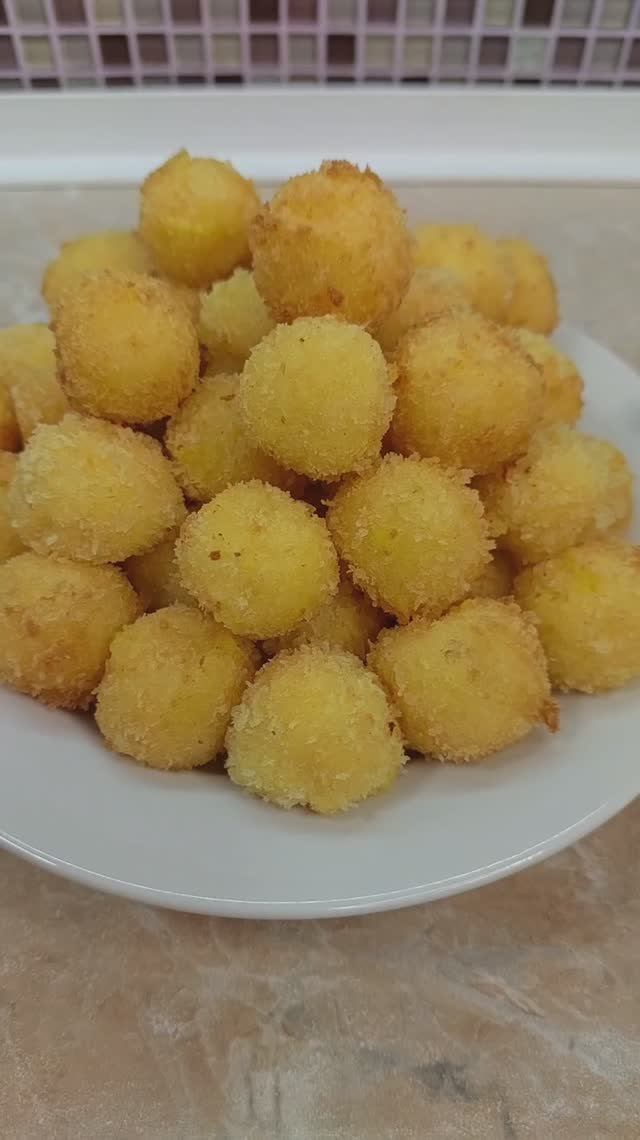 Хрустящие картофельные шарики с сыром смотреть онлайн