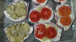 Мясо в духовке с маринованными огурцами и свежими помидорами