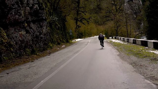 Велосипедный маршрут сквозь горные вершины и опасные повороты смотреть онлайн