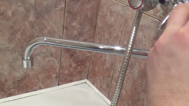 Слабый напор горячей воды на одном кране. С этим Вы ещё не сталкивались. смотреть онлайн