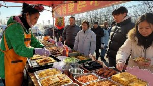 популярная уличная еда на одном из крайних рынков Пекина, работающего только по выходным