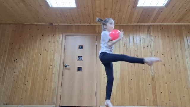 красивый и зажигательный танец с мячом смотреть онлайн