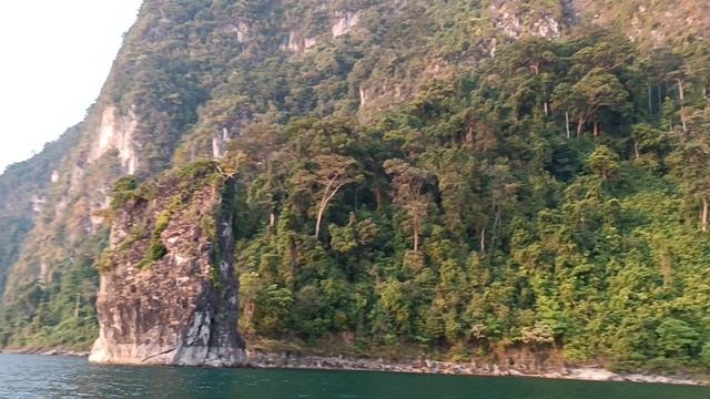 Вечер, озеро Чео Лан, Национальный парк Као Сок, Тай (Evening Chieo Lan Lake, National Park Khao Sok