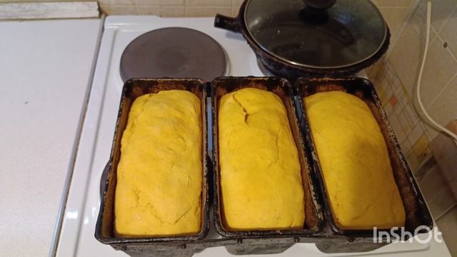 хлеб из белой и укурузной муки и куркумы