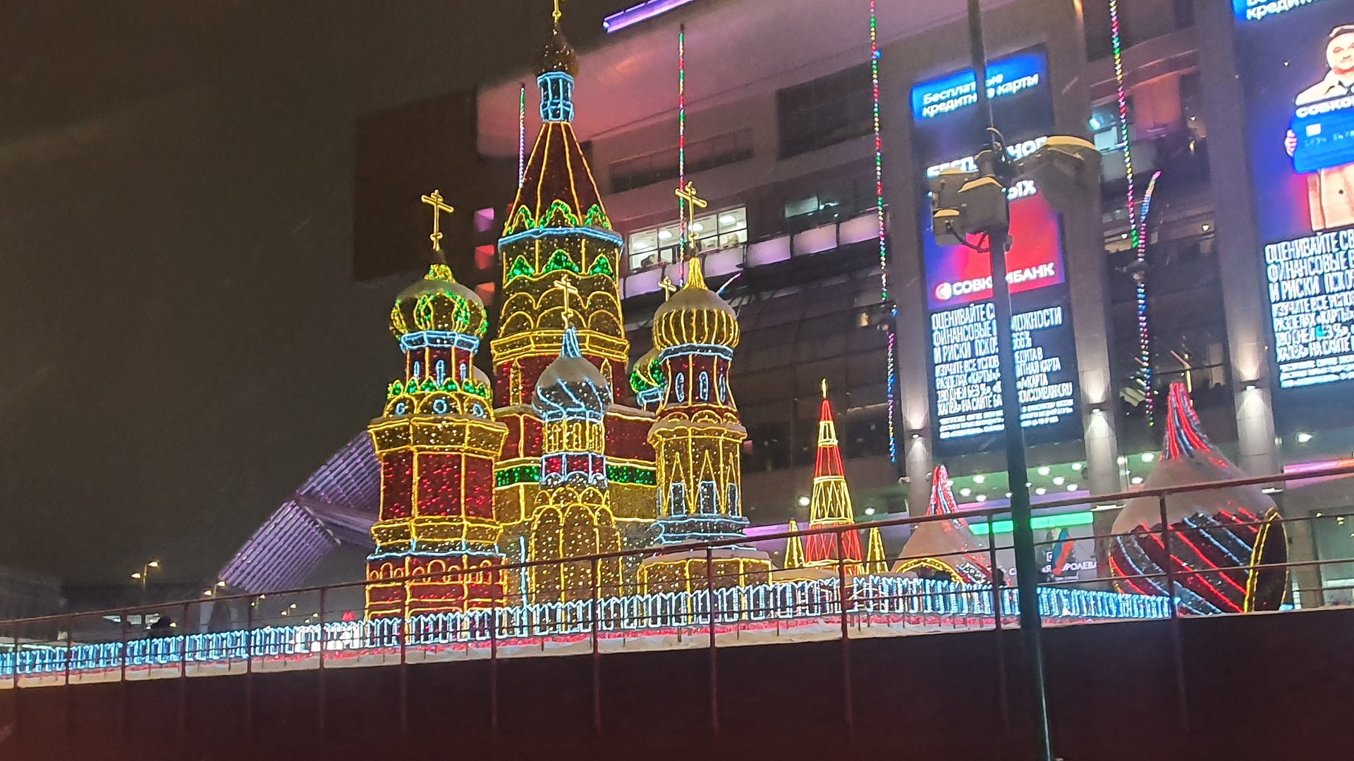 Новогодняя световая инсталляция на площади Киевского вокзала в Москве, рядом с ТЦ «Европейский». смотреть онлайн