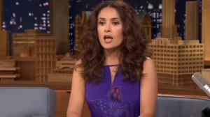 Сальма Хайек забирает с улицы бездомных собак