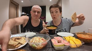 Мукбанг ОСТРО аж ОПА горит) ВПЕРВЫЕ пробуем ИНДИЙСКУЮ кухню! Чикен тика массала, том ям Таиланд ужин