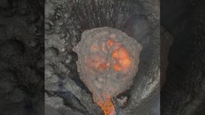 Так выглядит извержение вулкана 🌋, снятое с дрона 🦅 сверху. ☝️