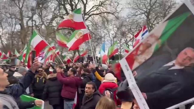 ⚡️ ФЛАГ ИРАНА СНЯЛИ СО ЗДАНИЯ ПОСОЛЬСТВА В ЛОНДОНЕ! смотреть онлайн